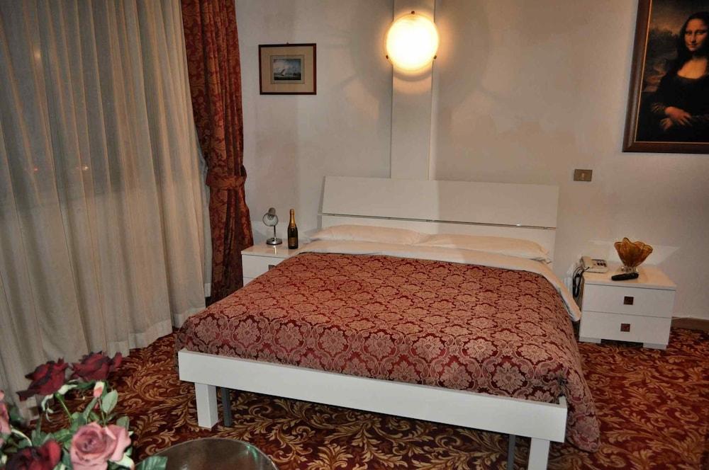 Hotel Giulietta E Romeo Casal Palocco Bagian luar foto