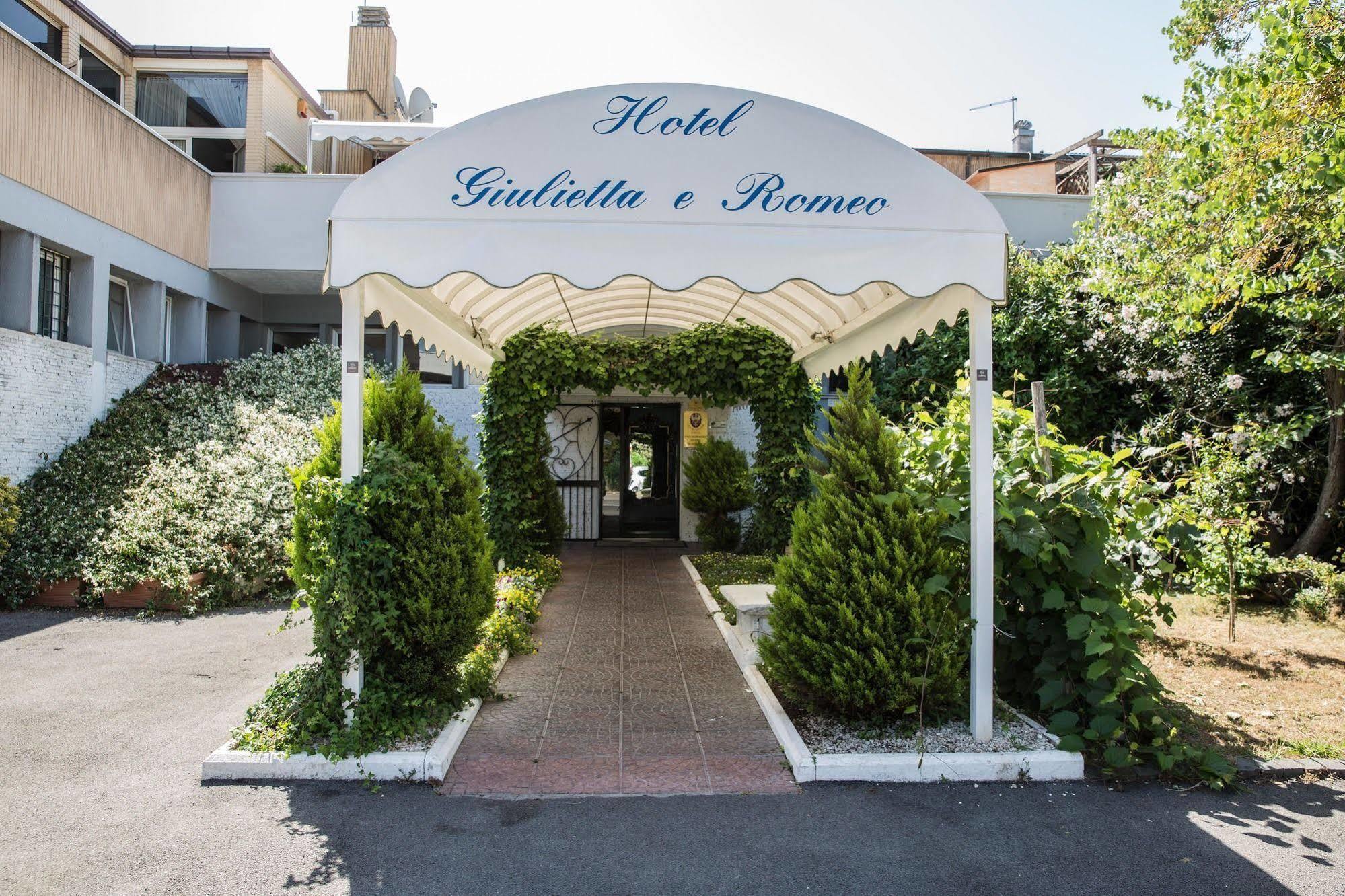 Hotel Giulietta E Romeo Casal Palocco Bagian luar foto