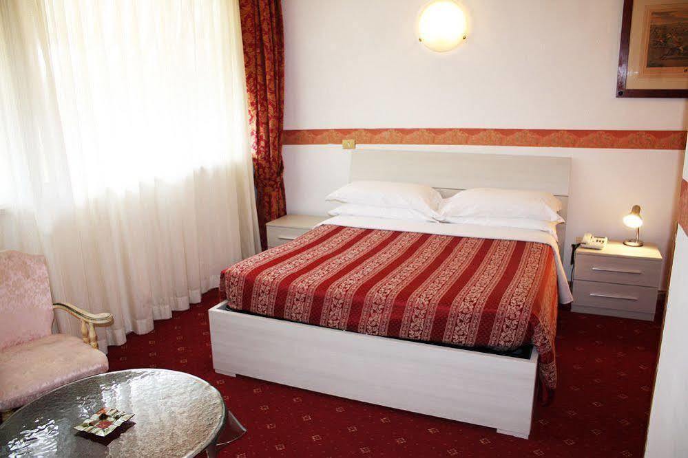 Hotel Giulietta E Romeo Casal Palocco Bagian luar foto