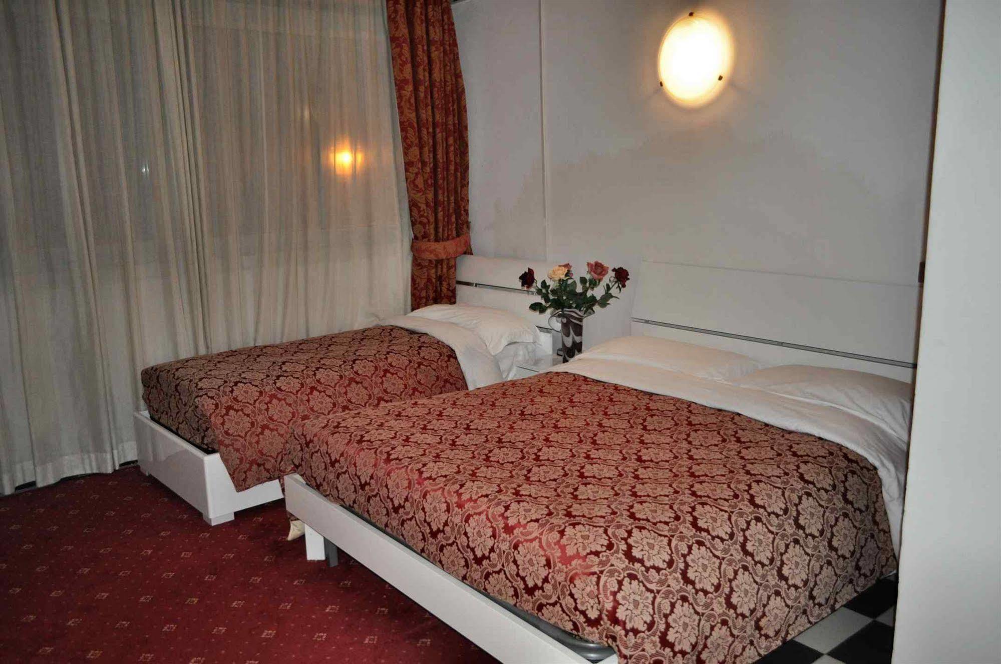 Hotel Giulietta E Romeo Casal Palocco Bagian luar foto
